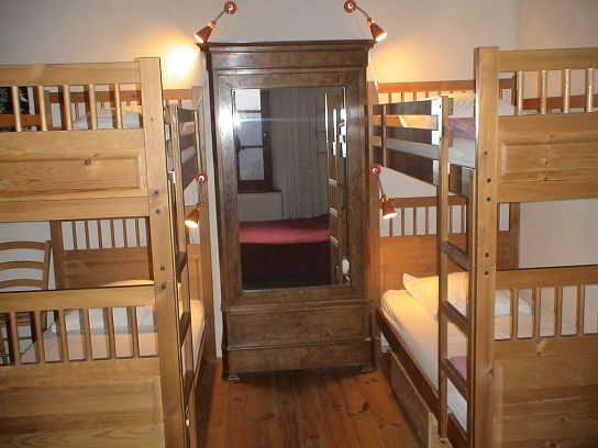 Chambre 6 places : 1 lit double et 4 lits simples (90 x 200)